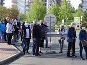 Lidé stojí ve front u odbrového místa v Olomouci, kde 24. dubna 2020 zaalo...