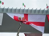 Dlníci na most v Janov pipevují vlajku regionu.