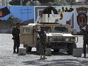 Afghánské bezpenostní sloky hlídkují u místa útoku. Sebevraedný atentátník...