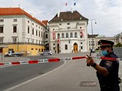 Prostor ped kanceláí rakouského prezidenta byl uzaven, ten sídlo opustil.