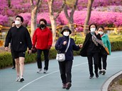 Jihokorejci na procházce v parku v hlavním mst Soulu, 24. dubna 2020.