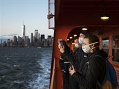 Skupina pracovník v lékaství na lodi v New Yorku.