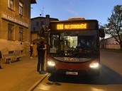 Svozový autobus eká na zamstnance automobilky koda Auto, která 27. dubna...