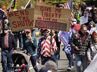 Lid v USA protestuj proti omezen pohybu kvli koronaviru.