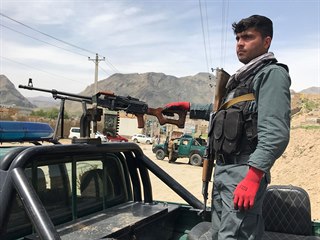 Afghnsk policista hldkuje na mst toku.