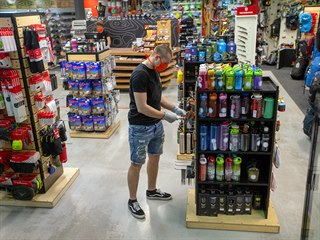 Obchody otevřely. Zákaz zkoušení oděvů mohl vymyslet jen chlap, znělo v  krámech s oblečením | Byznys | Lidovky.cz