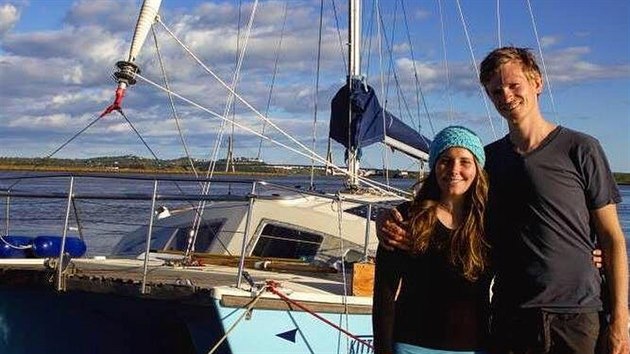 Partnei Elena Manighetti a Ryan Osborne s jejich jachtou v pozadí.