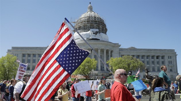 Obyvatelé v mst Jefferson City protestují proti karantén.