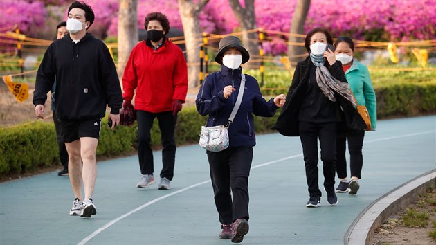 Jihokorejci na procházce v parku v hlavním mst Soulu, 24. dubna 2020.