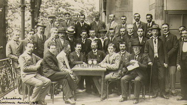Společná fotografie hráčů a organizátorů šachového turnaje Mannheim 1914.