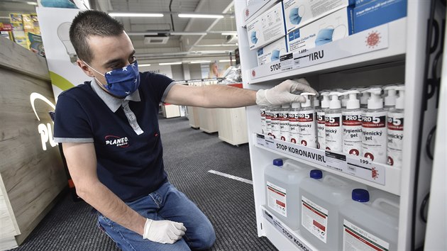 Prodejna Planeo Elektro ve Vsetín se pipravovala 24. dubna 2020 na otevení....