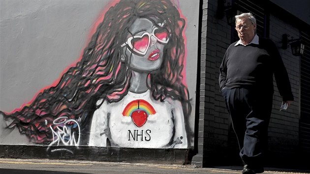 Miluji NHS. Mu v britském mst Redcar prochází kolem graffiti vyjadujícího...