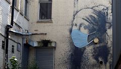 Banksbyho graffiti dílo v britském Bristolu pekryto roukou, jako podkování...