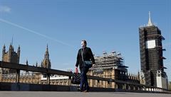 Žena s rouškou přechází westminsterský most v Londýně přes budovou britského... | na serveru Lidovky.cz | aktuální zprávy