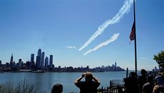 Letka Thunderbirds amerického letectva prolet�la v poledne nad New Yorkem v...