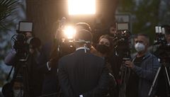 Premiér Andrej Babi (zády) hovoí s novinái po setkání s prezidentem Miloem...