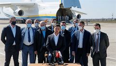 Uvítací výbor. Ukrajinský prezident Volodymyr Zelenskyj spolu s dalími...