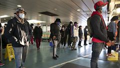 Pasaéi ekají na pívoz v New Yorku.