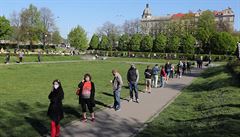 V Zítkových sadech u Karlova nám�stí se táhla fronta na dlouhé hodiny.