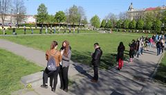 V Zítkových sadech u Karlova nám�stí se táhla fronta na dlouhé hodiny.