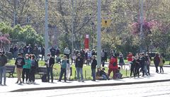 Dobrovolníci �ekající na testování covid-19 �ekali na pra�ském nám�stí Míru 23....