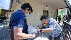 Po �áste�ném uvoln�ní karanténních opat�ení se náv�t�vník�m znovu otev�ela zoo...