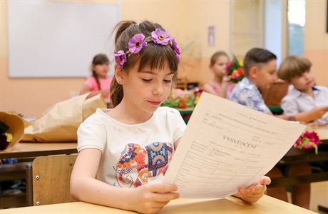 Prv��ci zkoumaj� sv� vysv�d�en�.