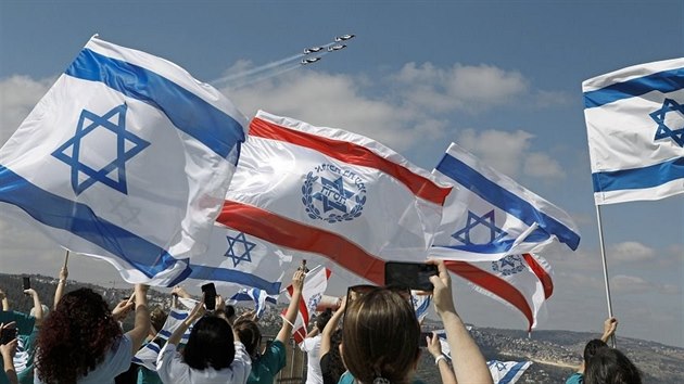 Pelet nad nemocnicí. Izraelské stíhaky v rámci oslav Dne nezávislosti na...