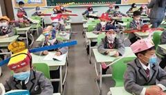 Dětem v Číně pomáhají klobouky s křídly dodržovat bezpečnou vzdálenost, aby nechytily covid-19
