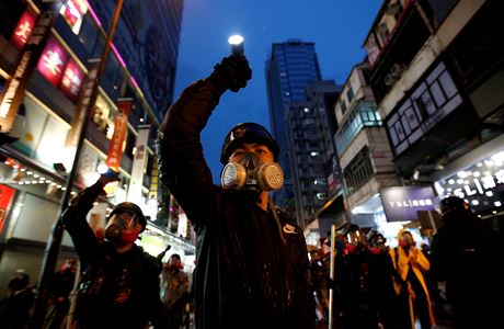 Demonstranti v Hongkongu.