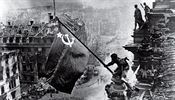Vzty�en� vlajky nad Reichstagem.