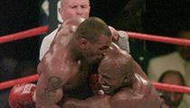 Mike Tyson se zakusuje v odvet s Evanderem Holyfieldem do ucha svho rivala.