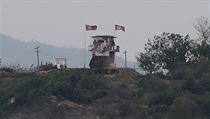 Severokorejsk vlajka na hranici s Jin Koreou.
