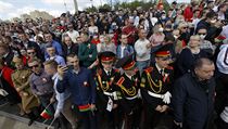 Na pehldku v Minsku se krom tisc vojk dostavil i poetn dav divk.