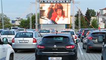 Parkovit olomouckho obchodnho centra antovka se promnilo v autokino. Jako...