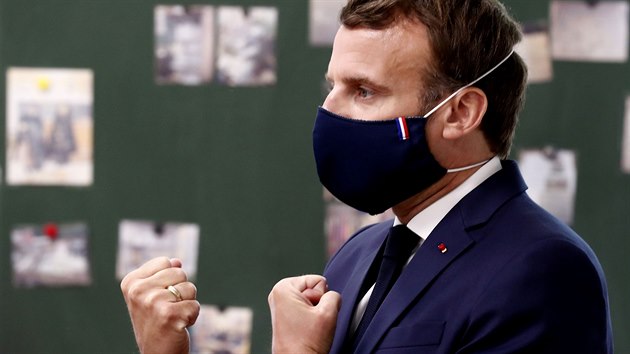Francouzský prezident Emmanuel Macron ve škole