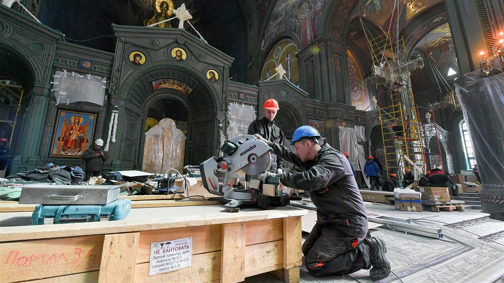Chrám, třetí největší v Rusku o kapacitě 6000 míst, měl být otevřen 9. května,...