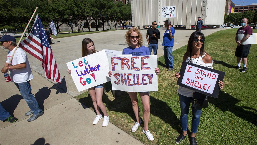 Lidé protestují proti uvznní kadenice Shelley Lutherové.