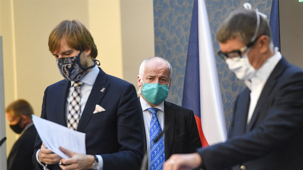 Zleva ministr zdravotnictví Adam Vojtch (za ANO), jeho námstek Roman Prymula a premiér Andrej Babi (ANO).