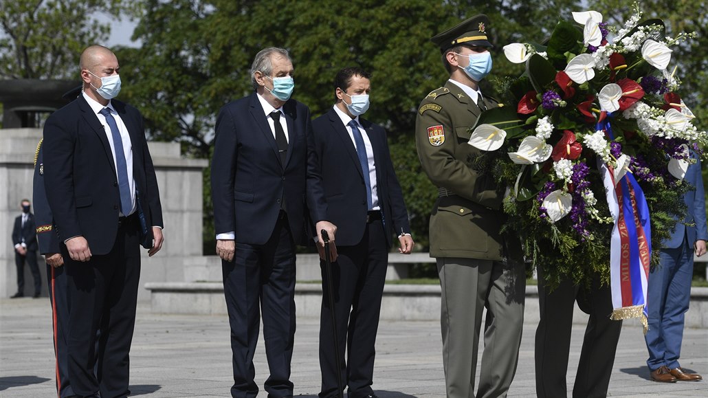 Prezident Miloš Zeman (druhý zleva) položil věnec u hrobu Neznámého vojína na...