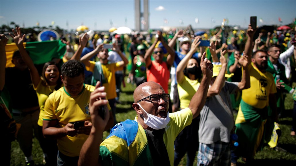 Fanouci brazilského extrémn pravicového prezidenta Jaira Bolsonara na...