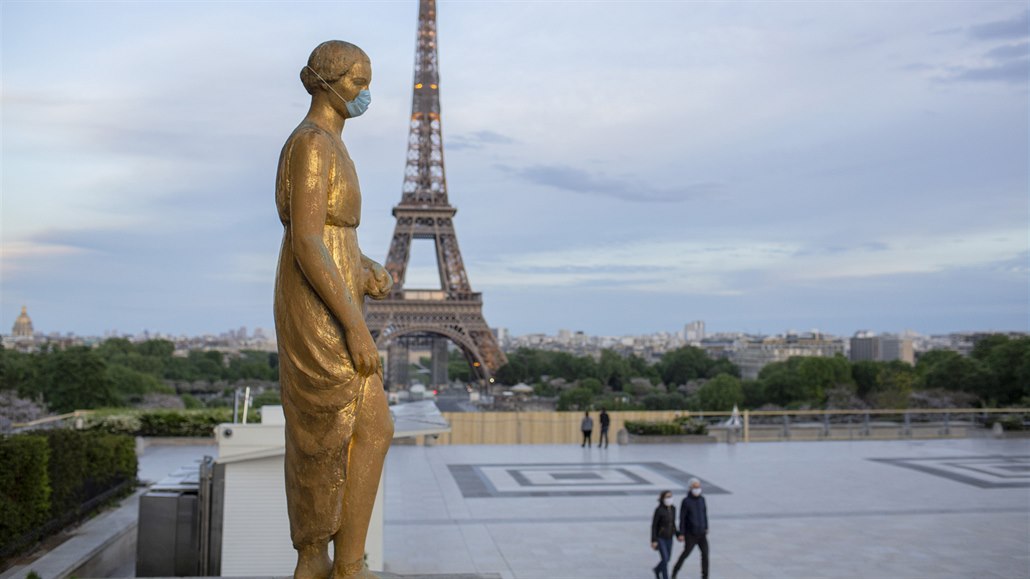 Socha s roukou na námstí Trocadero ped Eiffelovou ví. 2. kvtna 2020.