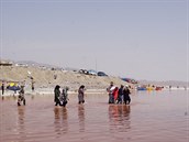 Slané jezero Urmia na severu Íránu rychle vysychá. Díky pítomnosti bakterií je...