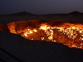 Kráter Darvaza aneb brána do pekla. V roce 1971 Sovtm zaal unikat plyn...