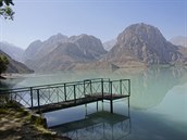 Jezero Iskanderkul v Tádikistánu láká ke koupání svou przran modrou vodou....