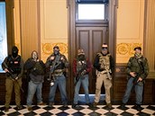 Ozbrojená skupina v budov shromádní v Michiganu.