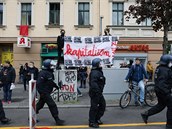 Prvomájoví demonstranti v Berlíně zranili čtyři novináře. Protesty svolali levicoví radikálové