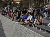 Lidé venku v Barcelon. panlsko od 2. kvtna dál zmírnilo omezení zavedená v...