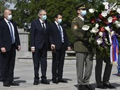 Prezident Milo Zeman (druhý zleva) poloil vnec u hrobu Neznámého vojína na...