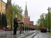 Když Rusové stojí při sobě, tak jsou nepřemožitelní, řekl při skromné pietě k výročí konce války Putin